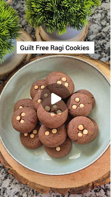 Cookies With Ghee, Guilt Free Cookies, Ragi Cookies Recipe, Ragi Cookies, Ragi Flour, Jaggery Powder, Desserts Healthy, Vegetarian Desserts, Crunchy Cookies