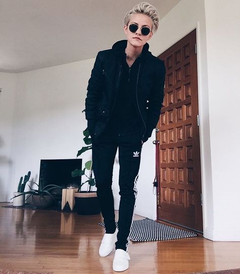 See this Instagram photo by @brittenelle • 11.3k likes Cute Tomboy Outfits, Tomboy Outfit Ideas, Lesbian Outfits, Converse Outfits, Tomboy Look, Androgynous Outfits, Lesbian Fashion, Tomboy Chic, Black Clothes