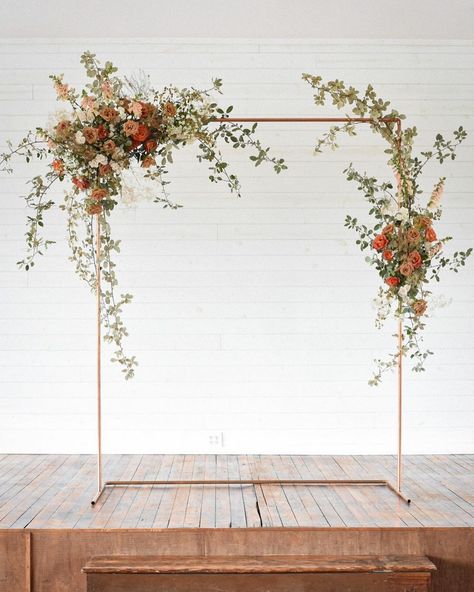 Simple Wedding Arch Ideas Indoor, Minimal Wedding Arch Flowers, Wedding Arch No Flowers, Copper Wedding Arch Flowers, Copper Flower Arch, Wedding Grounded Floral Arch, Deconstructed Floral Arch Wedding, Simple Wedding Arch, Simple Trellis