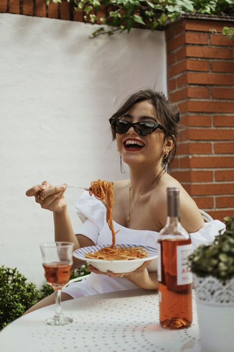 Eating Pasta Photography, Italian Mafia Women, Wine Pics, Italian Model, Girl Cooking, Wine Mom, Spaghetti Bolognese, Paris Cafe, Jewelry Aesthetic