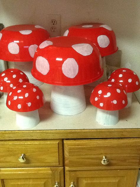 Big mushrooms- two planters painted white and stacked bottom to bottom, red salad bowl with painted dots small mushrooms- use small salad bowls for tops and upside down cups Woodland Fairies, Red Salad, Red And White Mushroom, Movie Night Food, Mushroom Paint, White Mushroom, Mushroom Crafts, Night Food, Woodland Fairy