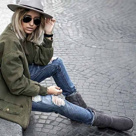 Classic II Short Ugg Outfits, Travel Chic, Green Utility Jacket, Girl Sleeves, Uggs Outfit, Boating Outfit, Boho Chic Outfits, Street Style Chic, Carrie Bradshaw