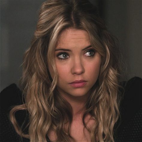 pretty little liars • hanna marin • ashley benson Pretty Little Liars Hanna, Pll Fashion, Miss Girl, Hanna Marin, Ashley Benson, Tv Girls, Pretty Little Liars, Gossip Girl, Aesthetic Outfits