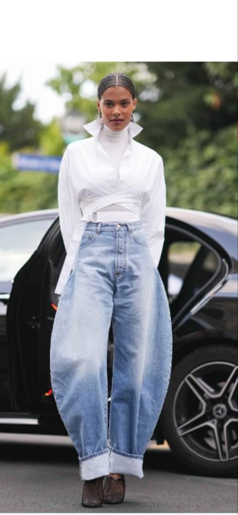 2024 Street Style, Baggy Jeans For Women, Milan Men's Fashion Week, Denim Street Style, Barrel Jeans, Gossip Girls, Jeans Outfit Fall, Jeans Street Style, Paris Couture