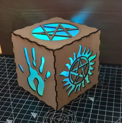 Supernatural Diy, Supernatural Symbols, Box Ceramics, Devils Trap, Light Cube, Unicorn Light, Men Of Letters, Buffy Summers, Wooden Light