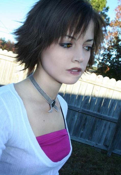 My elven rogue's hair is like this, but bright blue. Alice Haircut, Alice Cullen Haircut, Alice Cullen Makeup Tutorial, Alice Cullen Inspired Hair, Alice Cullen Hairstyle, Alice Cullen Hair, Alice Cullen Cosplay, Alice Cullen Pixie Hair, Alice Cullen Baseball