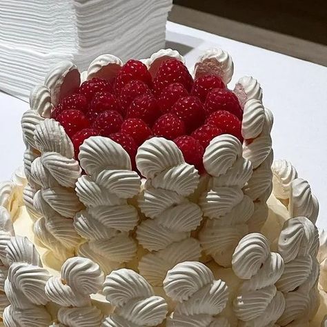 Cakes With Real Flowers, Traditional Italian Wedding, Pavlova Cake, Italian Wedding Cakes, Meringue Cake, Italian Cake, Cake Studio, Baking And Pastry, Gorgeous Cakes