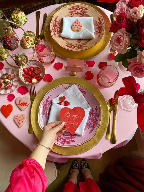 Date Dinner Ideas, Romantic Date Dinner, Valentines Day Tablescapes, Valentine Dinner Party, Valentine Tablescape, Glam Pad, Galentines Party, Valentine Dinner, Pink House