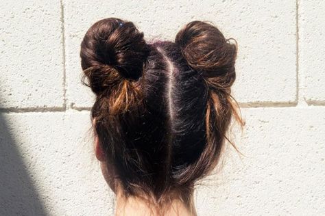 90s Bun, Coachella Hair, Hair Clips 90s, Double Buns, Yoga Hair, Easy Updo Hairstyles, The Descendants, Easy Bun Hairstyles, Space Buns