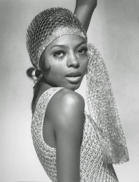 Singer Diana Ross photographed by Michael Ochs.  Photo published in an Fashion Editorial of Harper’s Bazaar Magazine,February 1970. Moda Disco, Fashion Movies, Model Tips, Evan Ross, Photo Star, Disco Fashion, Vintage Black Glamour, Musica Rock, 70s Disco