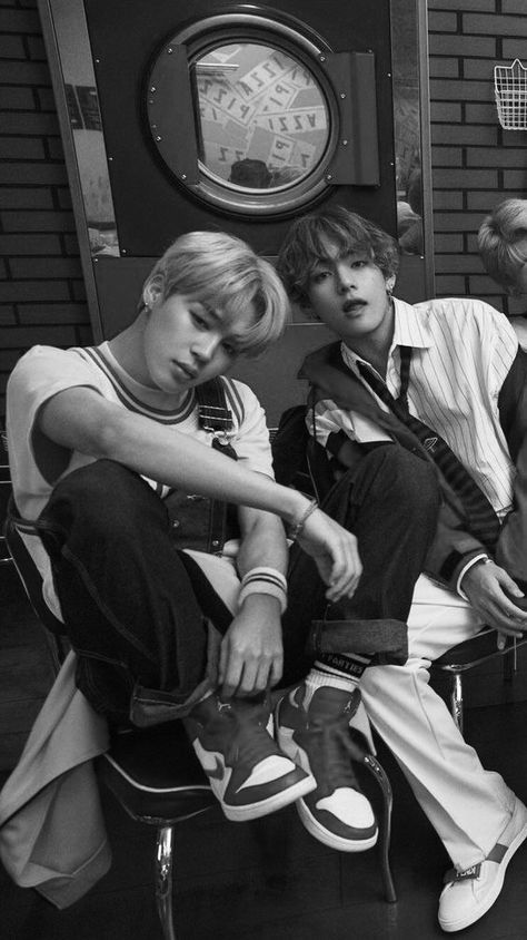 Vmin Wallpaper, Jimin Selca, Anime Dragon Ball Goku, Best Duos, Cute Couple Songs, B & B, Book Photography, Bts Video, Bts Jimin