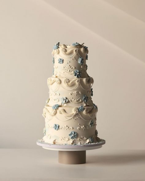 TOP-21 Wedding Cake Designers in The World | TOP-21 Best Bridal Cake Designers | 3 Tier Floral Cake, Wedding Cakes Minimalist, 2 Tier Cake Designs, Wedding Cake Aesthetic, Wedding Cake Minimalist, Draw Food, Hummingbird Cake Recipes, Violet Cakes, Bridal Cake