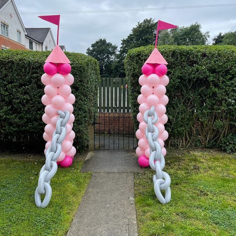 Disney Princess Balloon Columns, Princess Castle Balloons, Princess Balloon Arch, Princess Balloon Decorations, Castle Balloons, Princess Theme Party Decorations, Balloon Castle, Princess Kids Party, Castle Entrance