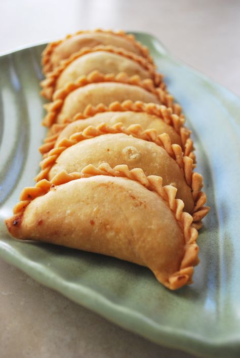 Gujiya Snap, Dessert Empanadas Recipe, Alu Paratha, Gujiya Recipe, Indian Cake, Sweet Dumplings, Fried Dumplings, Eggless Baking, Sweet Recipe