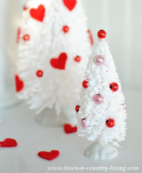 DIY Valentine bottle brush trees Valentines Day Gifts For Him Creative, Valentine Craft Decorations, Valentines Ideas For Him, Toddler Valentine Crafts, Saint Valentin Diy, Valentines Bricolage, Cheer Things, Easy Valentine Crafts, Diy Valentine's Day Decorations