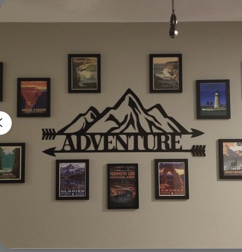 Travel Adventure Wall Decor, Travel Wall Decor Ideas Bedroom, Travel Photo Wall Ideas Living Room, Hiking Bedroom Theme, Adventure Photo Wall, Adventure Picture Wall, Travel Bedroom Decor, Cabin Themed Office, Travel Wall Ideas Home Decor