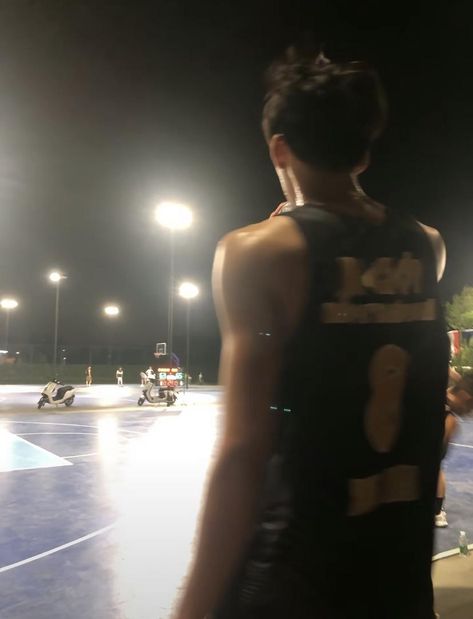 Basketball Guy Aesthetic, Basketball Boy Aesthetic, Basketball Aesthetic Boy, Basketball Guys, Gym Boyfriend, Kpop Boyfriend Material, Boyfriend Material Aesthetic, Basketball Boyfriend, Basketball Aesthetic