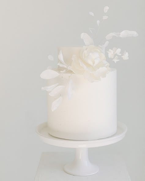 small monochrome white wedding cake with white flowers Ideas For Small Weddings, Small Wedding Cake, Sugar Flowers Cake, Planning A Small Wedding, Barn Wedding Inspiration, Small Wedding Cakes, White Cakes, Pink Wedding Cake, All White Wedding