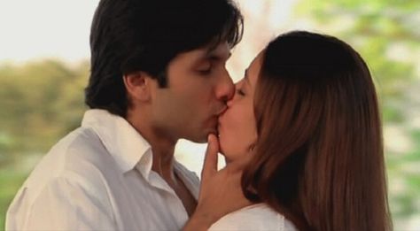 Jab we met- We have all seen, loved and dreamt of having a love story like Geet and Aditya, but the romantic and passionate kiss they share do gives us the ultimate romance goal. The sizzling chemistry between Shahid and Kareena even after their break up is something that will surely inspire you. Best Kissing Scenes, Jab We Met, Genius Movie, 90s Bollywood Aesthetic, Desi Love, Cute Quotes For Him, Romantic Kiss, Me And Bae, Bollywood Couples