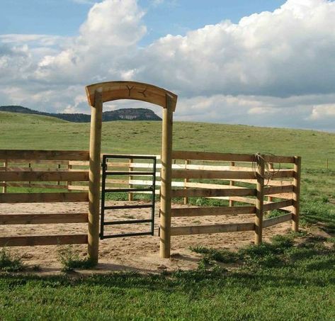 Diy Round Pen, Round Pen Ideas, Round Pens For Horses, Horse Pens, Horse Farm Ideas, Horse Barn Ideas Stables, Horse Corral, Horse Arena, Horse Shelter