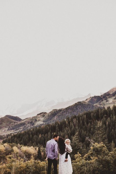 Family Photo Mountains, Landscape Family Photos, Mountain Family Pictures, French Photography, Mountain Photoshoot, Outdoor Family Photos, Family Picture Poses, Little Family, Loving Family