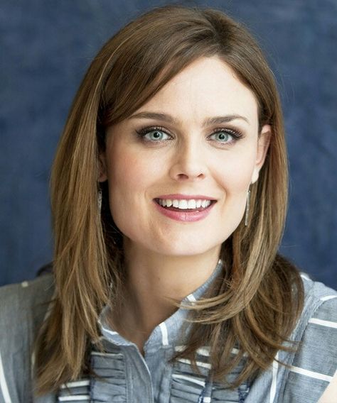 Love Emily Deschanel's shoulder length hair! Emily Deschanel Hair, Lighter Brown Hair, Temperance Brennan, Square Face Hairstyles, Emily Deschanel, Famous Personalities, Human Wigs, Square Face, Zooey Deschanel