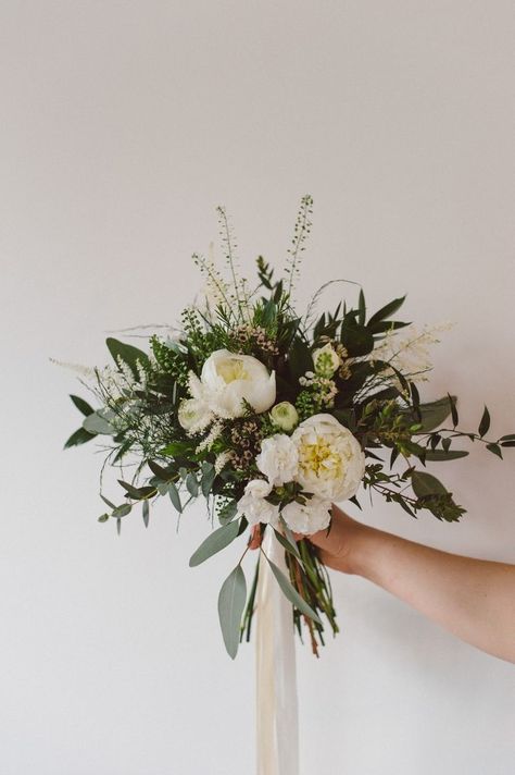 Foliage And White Flowers Wedding, Green Plant Bouquet, Green Foliage Bouquet, Green Fall Wedding Bouquet, Tuscan Bridal Bouquet, Green White Gold Bouquet, Buqet Flowers Aesthetic Wedding, Foliage Bouquet Wedding, Greenery Heavy Bouquet