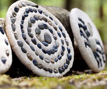 This project starts with a trip outdoors to collect a basket of small, beautiful stones for an all-natural mosaic. Make sure the pebbles are clean and dry before you press them into the dough.                 When you have your pebbles, mix up the salt dough. Our recipe makes enough for three 6-inch-round plaques.                 You will need:                 3 cups flour                  1 cup salt                 1 1/4 cups water (plus up to an additional 1/4 cup, as needed)              ... Pagan Crafts, Outdoor Crafts, Kids Artwork, Sticks And Stones, Salt Dough, Camping Crafts, Camping Art, Clever Crafts, Nature Crafts