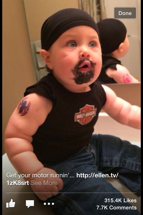 Baby costume!! Funny Family Costumes With Baby, Halloween Baby Costumes Boy, Funny Baby Halloween Costumes, Funny Baby Costumes, Biker Baby, Halloween Infantil, Baby Boy Halloween, Kind Photo