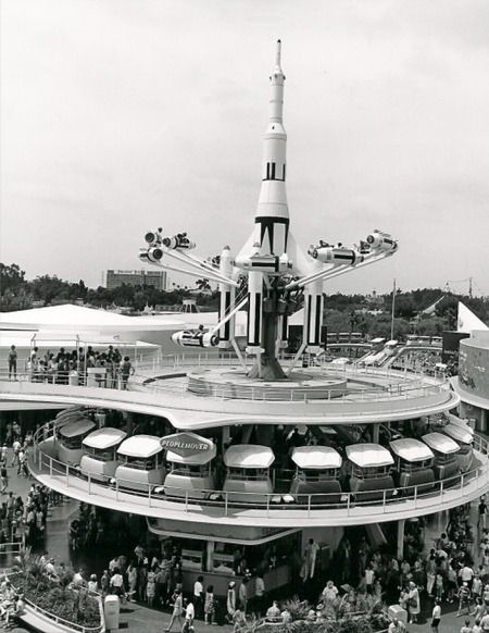 Early Tomorrowland with the Astro Orbiter and the People Mover in Disneyland in the 1960s. #disneyland #oldschooldisneyland #throwbackphoto | jaimekrzos Retro Disneyland, Disneyland Tomorrowland, Disneyland History, Disneyland Vintage, Disneyland Holidays, Disneyland Photos, Disney Imagineering, Retro Disney, Disney Memories