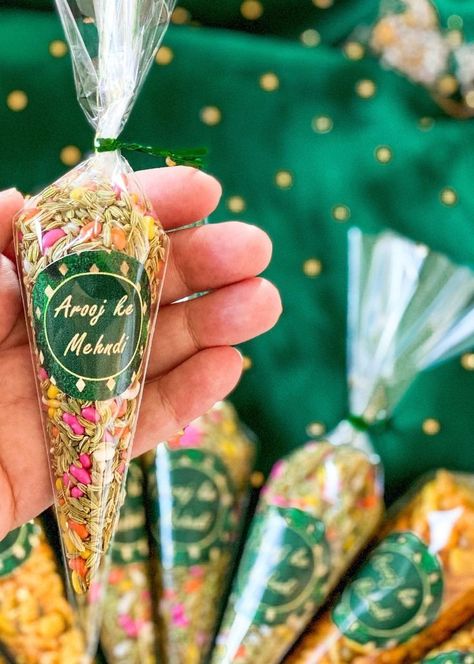 Mehendi Party Favors, Unique Sangeet Ideas, Wedding Gift Indian, Wedding Favors Indian, Mehendi Favors Ideas, Desi Wedding Ideas, Mehndi Party Decoration, Indian Wedding Gifts For Guests, Muslim Wedding Ideas