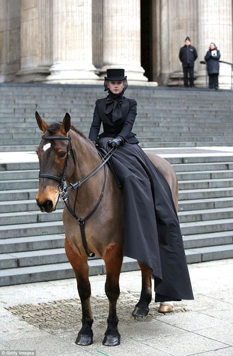 Beautiful tribute: The model and the horse made for a striking display at the steps of the monument - dress Sarah Burton for Alexander McQueen Riding Habit, Join Fashion, Victoria Beckham Dress, Side Saddle, Sarah Burton, Equestrian Outfits, Riding Outfit, Memorial Service, Equestrian Style