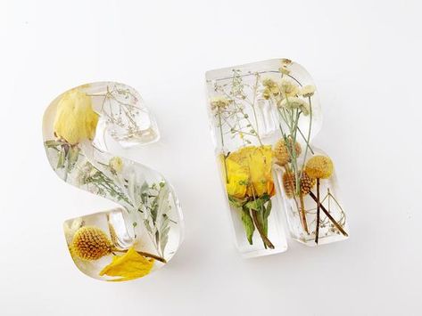 Lamp With Flowers, Light Letter, Resin Night Light, Wedding Flower Preservation, Resin Letters, Pressed Flower Resin, Creative Table, Floral Resin, Flower Preservation