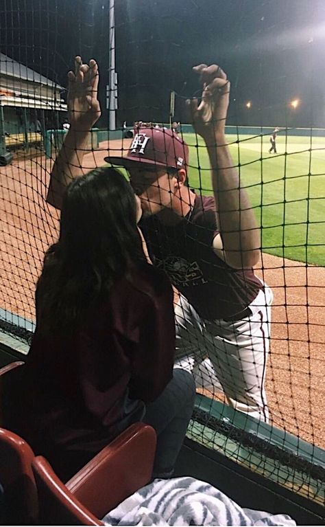 Baseball Boyfriend, Baseball Couples, Baseball Girlfriend, Sports Couples, Fotos Goals, Aesthetic Couple, Couple Goals Teenagers, Goals Pictures, Couple Relationship