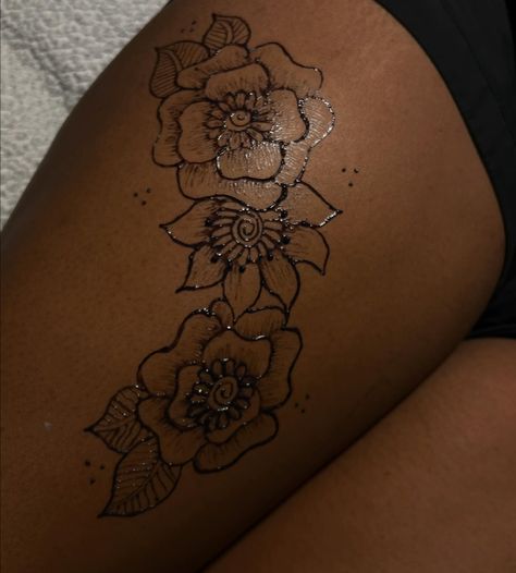 Chest piece + thigh piece 😍😍😍😍 vacation ready ! Book me for your henna ⭐️ DECEMBER BOOKINGS OPEN 11/25 @9pm 🫶🏾 . . . If viewing follow // @thehennatrap to view more henna 💘 Always accepting new clients 🩷 . . . #fyp #explorepage #henna #hennadesign #thehennatrap #tampahenna #tampahennaartist #polkhenna #hennainspire #hennalove Henna Tattoo Thigh, Henna Designs On Thigh, Henna Back Designs, Thigh Henna Simple, Henna On Thigh, Hip Henna, Thigh Henna Tattoo, Henna Arm Tattoo, Henna Chest