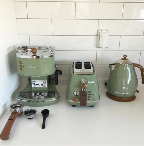 Kitchen Appliances Aesthetic, Smeg Green, Green Smeg, Retro Kitchen Ideas, Green Kitchen Appliances, Hot Water Kettle, Green Appliances, Smeg Appliances, Cappuccino Maker