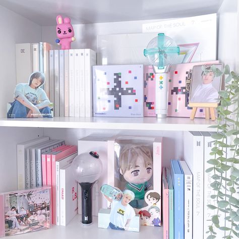 K Pop Apartment, Txt Shelf Aesthetic, Kpop Storage Ideas, K Pop Albums Shelf, Kpop Albums Shelf Aesthetic, K Pop Collection Aesthetic, Kpop Albums Organization, Kpop Display Shelf, Txt Album Shelf