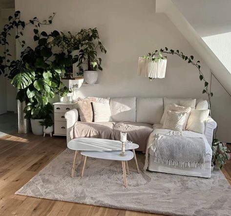 white couch, white walls, light brown wood floor, hanging plants aesthetic Hanging Plants Aesthetic, Living Room With Plants, Couch White, White Couch, Plants Aesthetic, Brown Rooms, Light Living Room, Living Room Plants, White Couches