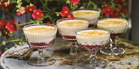 Rhubarb Panna Cotta, Rhubarb Trifle, Cucumber Tea Sandwiches, Main Salad, Biscuits Graham, Panna Cotta Recipe, Rhubarb Desserts, Seasonal Desserts, Trifle Desserts