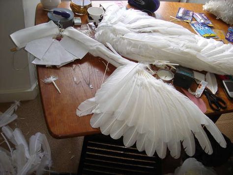 How to make wings...@Erin Isaacs This might be a lot of work, vs just buying some.... How To Make Wings, Wings Diy, Diy Angel Wings, Feathered Wings, Angel Wings Costume, Diy Wings, Angel Crafts, Feather Wings, Wings Costume