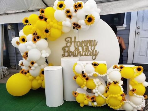 Taylor Graduation, Sunflower Balloons, Sunflower Backdrop, Balloons Arch, Happy Birthday Decor, 50 Birthday, Mom Party, 23rd Birthday, Assisted Living