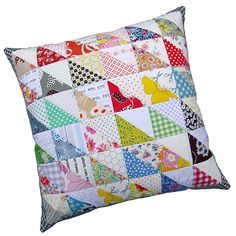 Retro Half Square Triangle Pillow Cover Triangle Patchwork, Quilted Cushions, Hst Quilt, Patchwork Pillows, Patchwork Cushions, Cushion Inspiration, Red Pepper Quilts, Quilted Pillows, Quilted Pillow Covers