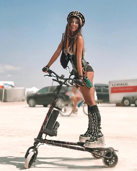 Burning Man Women's Fashion. View More. https://www.burnerlifestyle.com/womens-playa-outfits/ #burnerlifestyle #burningman #burnerfashion #womensfashion #festivalfashion Estilo Burning Man, Bad Bunny Concert Outfit, Burner Girls, Burning Man Girls, Gold Body Jewelry, Burning Man Art, Burning Men, Model Woman, Outfit Festival