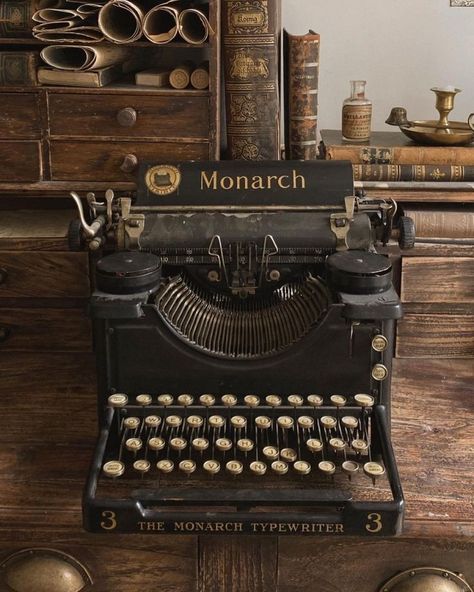 Dark Academia Typewriter, Old Writer Aesthetic, Antique Shop Aesthetic Dark, Typewriter Aesthetic Vintage Typewriters, Dark Academia Camera, Brown Grunge Aesthetic, Vintage Typewriter Aesthetic, Aesthetic Typewriter, Vintage Academia Aesthetic