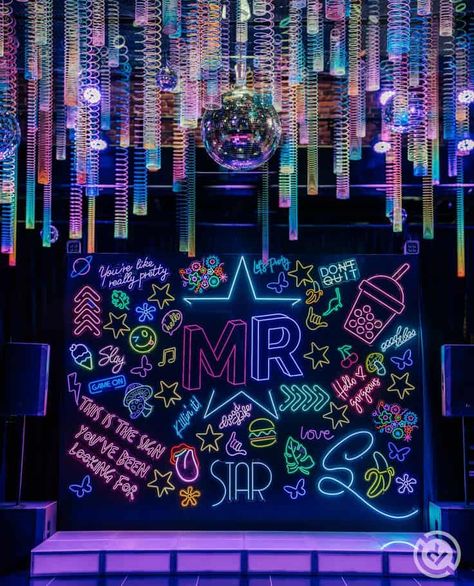 30 80's Birthday Party Ideas - Lady Celebrations Slinky Decorations, Y2k Event Decor, Y2k Event Theme, Disco Decor Ideas, Slinky Ceiling, Neon Theme Decor, Dance Themes Ideas, Photo Wall Ideas Party, Y2k Decorations Party