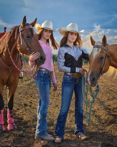 Western Horses, Women In Tie, Cowgirl Jeans, Western Girl, Western Horse, Cowgirl Outfits, Cow Girl, Country Girls, Western Fashion