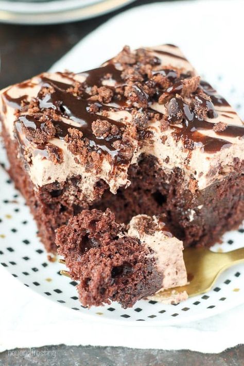 Pudding Cakes, Chocolate Poke Cake, Homemade Chocolate Cake, Chop Recipes, Cake Mixes, Poke Cake Recipes, Amazing Desserts, Poke Cakes, Yummy Dessert