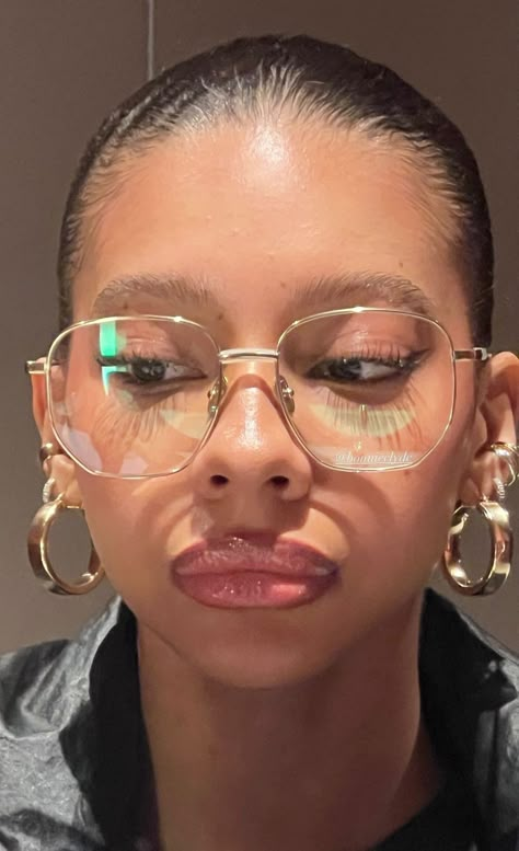 Lashes And Glasses Combo, Oversized Frames Glasses, Clear Glasses Black Women, Glasses Makeup Looks, Glasses Frames For Women Round Face, Big Eye Glasses, Big Glasses Aesthetic, Round Face Glasses Frames, Big Glasses Frames