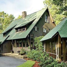 10 Ways To Add Cottage Style Green Metal Roof, Nomadic Living, Green Roof House, Houses Exterior, Roof House, Cabin Exterior, Dark House, Spring Park, Cottage Exterior