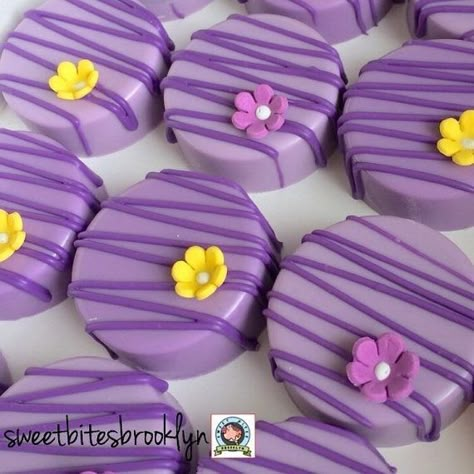 Bolo Rapunzel, Flower Chocolate, Oreo Treats, Tangled Birthday Party, Chocolate Covered Cookies, Rapunzel Birthday Party, Tangled Birthday, Chocolate Dipped Oreos, Rapunzel Party